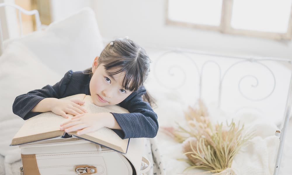 スタジオハイタッチで入学の記念を撮る女の子